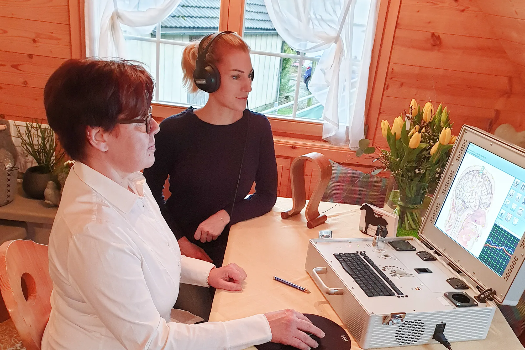 Brigitte Waibel im Gespräch mit einer Klientin